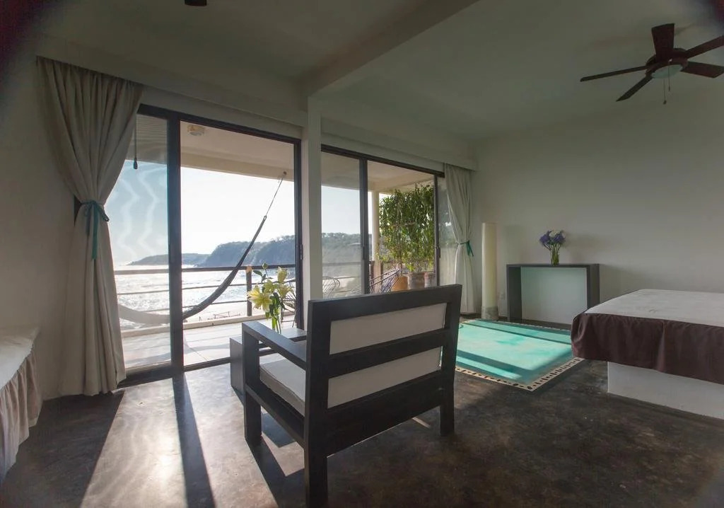 Manta Raya Hotel - right on the beach