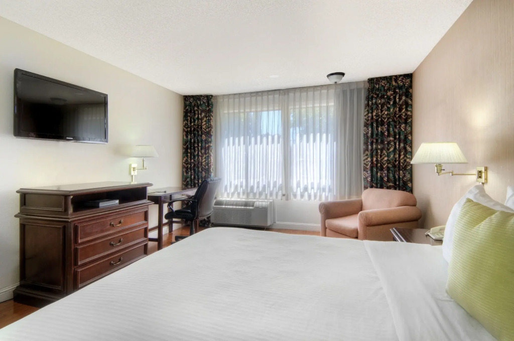 Days Inn & Suites by Wyndham Mountain View