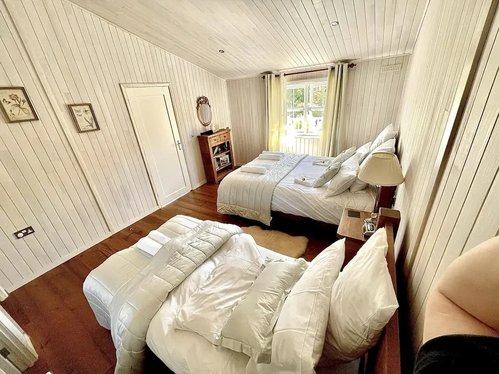 Holiday Lettings Beech Lodge - Stunning 6-bed King