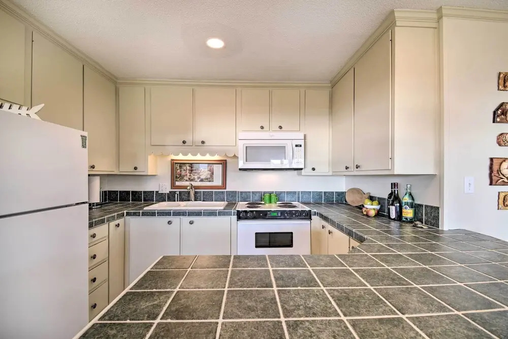 Gulf Shores Rental w/ Large Porch - Walk to Beach