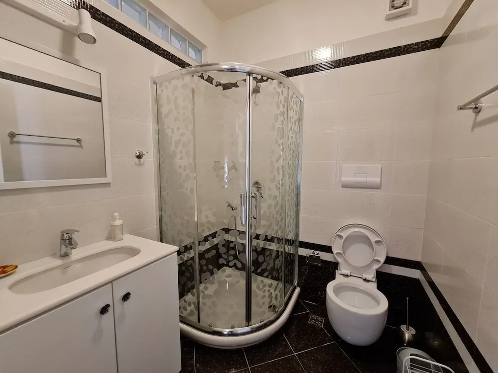 2-bedroom, Sleeps 4, Free Parking