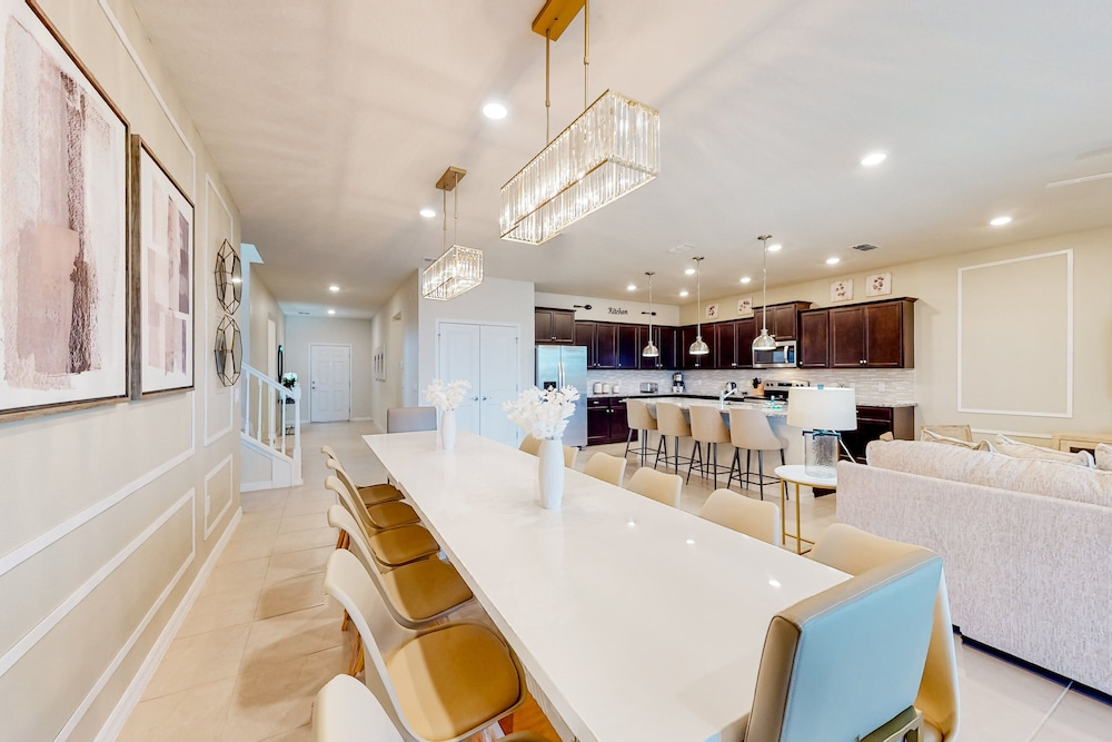 Exquisite Home With Pool, Lanai, Game Room, Central AC, & Washer/dryer