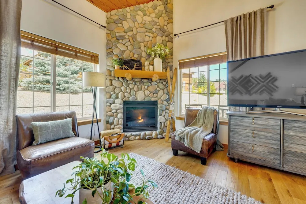 Hot Tub & Fire Pit! Pet-friendly Gem 2 Mi to Lake