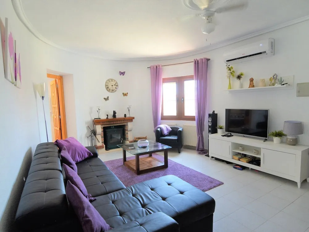 Villa With Private Swimming Pool in Queseda