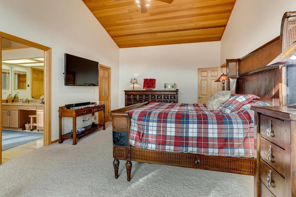 122 Kings Court by Book by Owner
