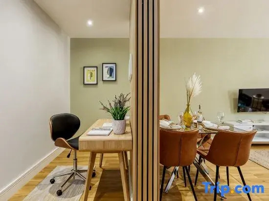 Stunning & Spacious 1-Bed Apt w/ Free Gym & PKG