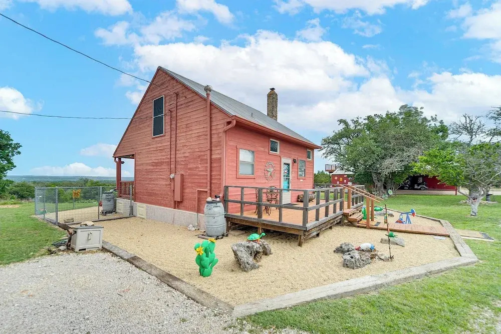 Pet-Friendly Fredericksburg Cabin w/ Hot Tub