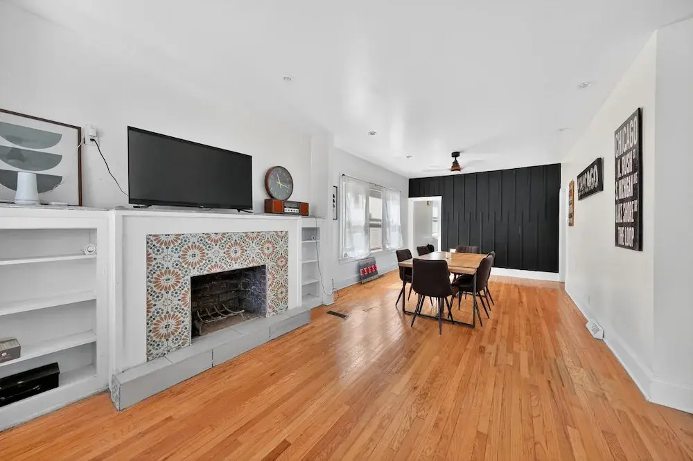 Chicago Getaway With Pool Table & Modern Comfort 3 Bedroom Home