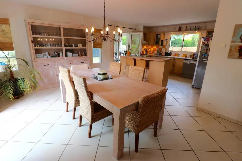 Plaisant villa with pool, close to the beach