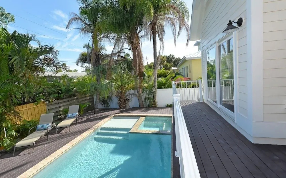 On Turtle Time - Beautifully Updated wHeated Pool Covered Porches Beach Gear Walk to Beach