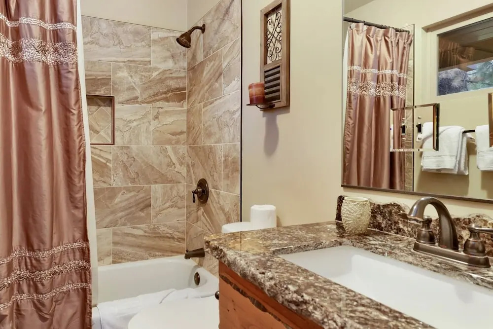 2080-eagle Point Lodge 4 Bedroom Home by RedAwning