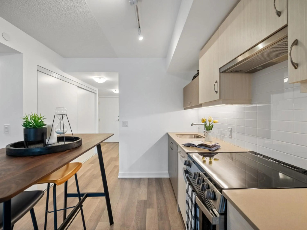 Sleek 1BR + office Condo - CN Tower/Skyline view