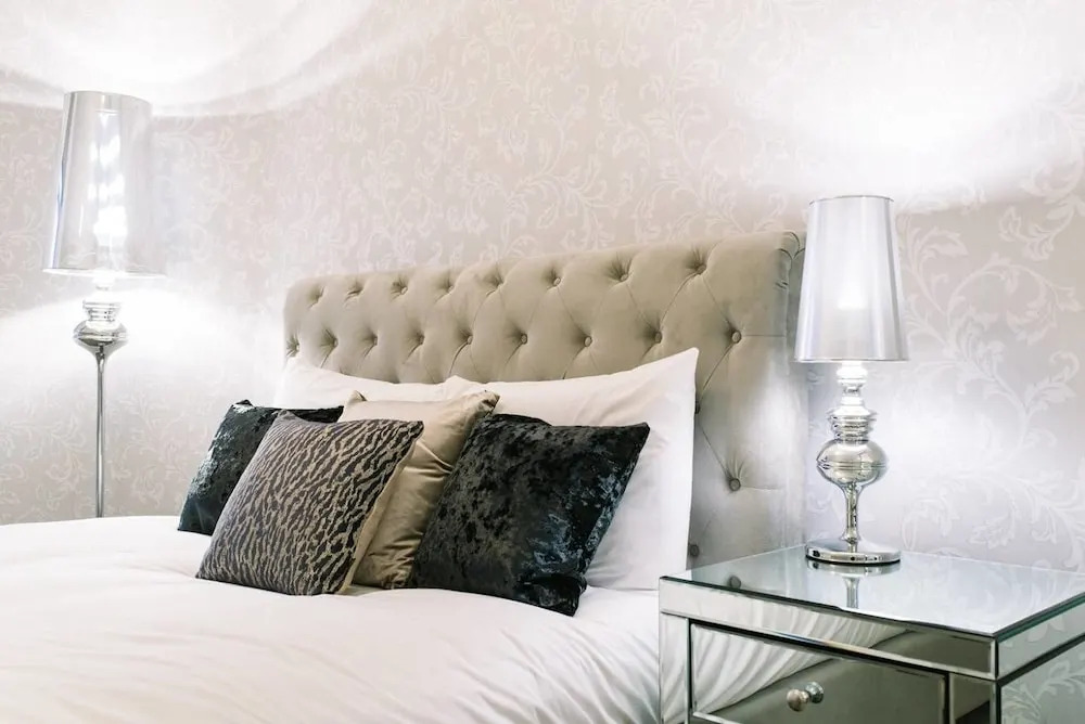 Stunning Old Town Apartment Next to the Station