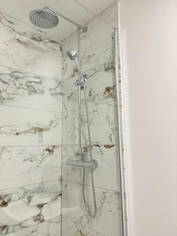Stylish City Centre Apt- 25 Off Monthly Stays!