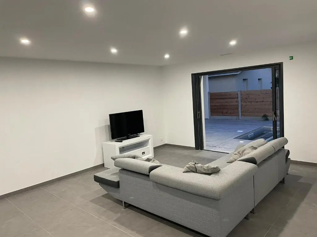 MAISON moderne avec piscine chauffée