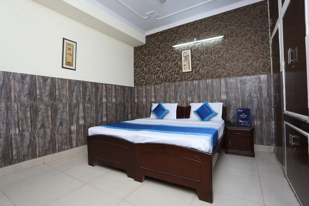 Cross Roads Inn by OYO Rooms