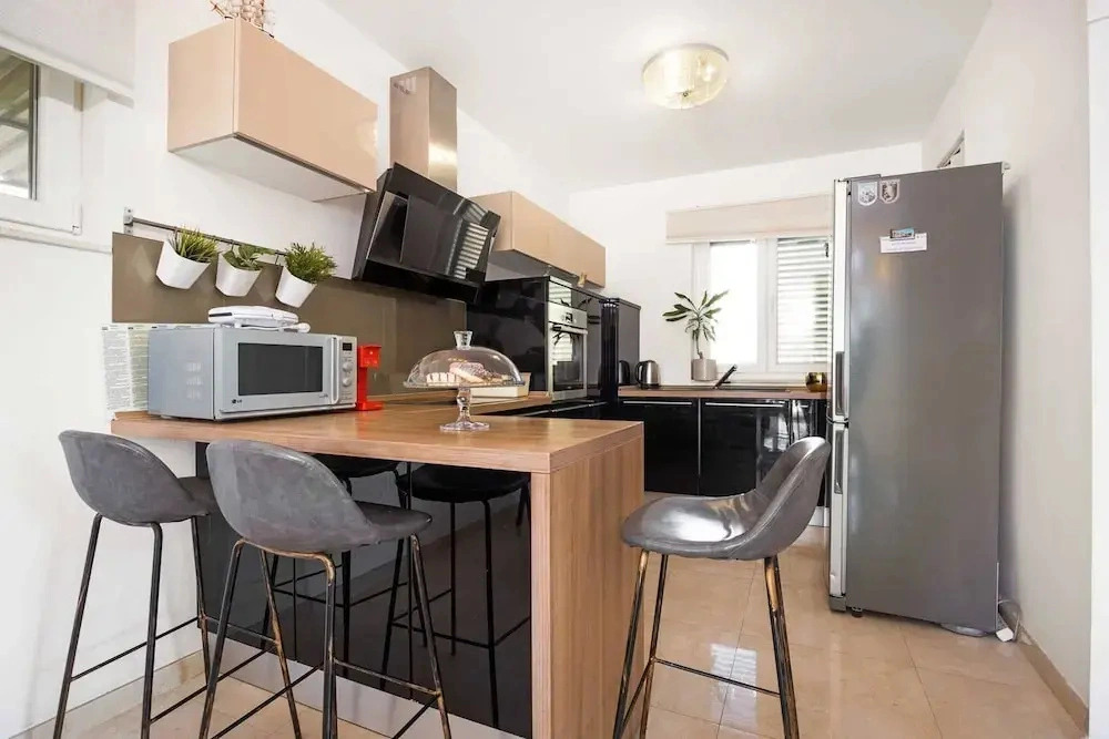 Spacious Apartment in Brodarica With Garden