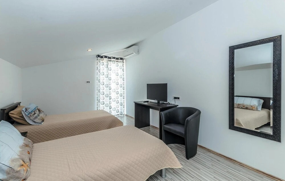 Stunning Home in Vrsi Mulo With Wifi and 4 Bedrooms