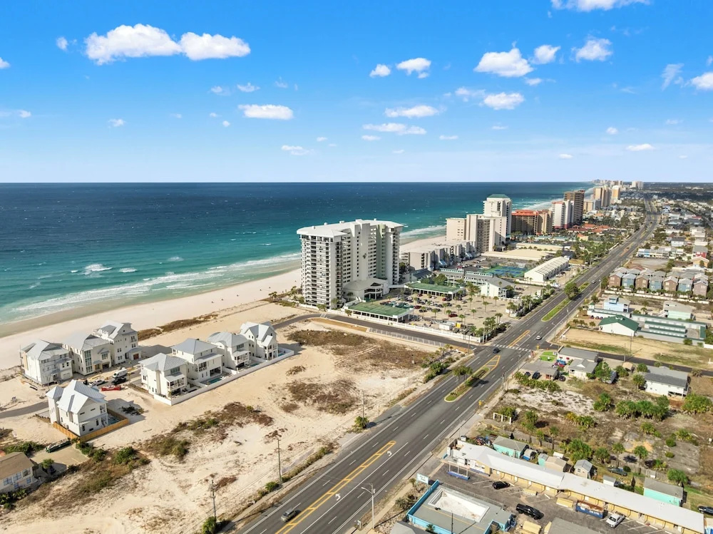 Escape to Beachfront Paradise: 2br/2ba Condo on the Gulf, Sleeps 8