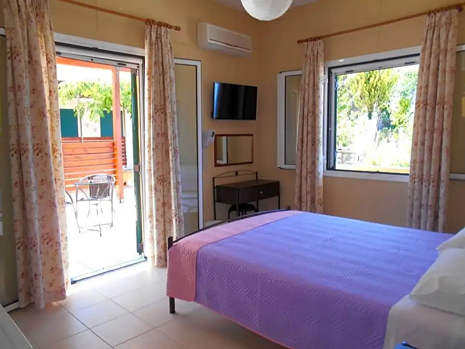 Zephyros Rooms And Apartments