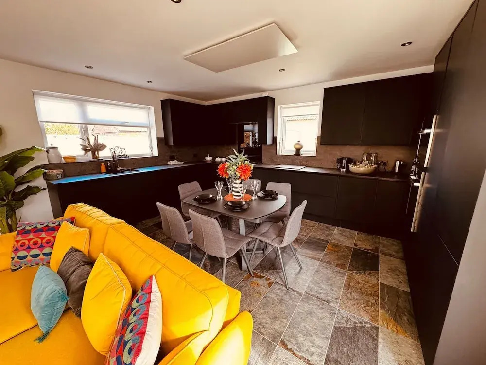 Luxury Adult-only 2-bedroom Bungalow With Hot Tub