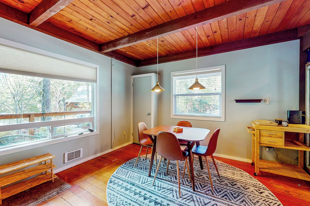 Dog-friendly 3 BR Cabin W & Decks & Bunk Room