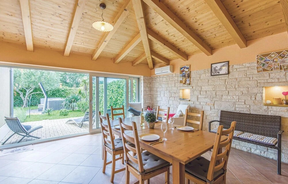 Gorgeous Home In Strada Contesa