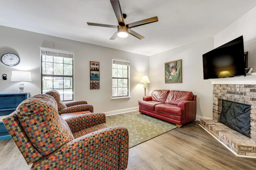 Charming Tallahassee Townhouse ~ 3 Mi to Fsu!