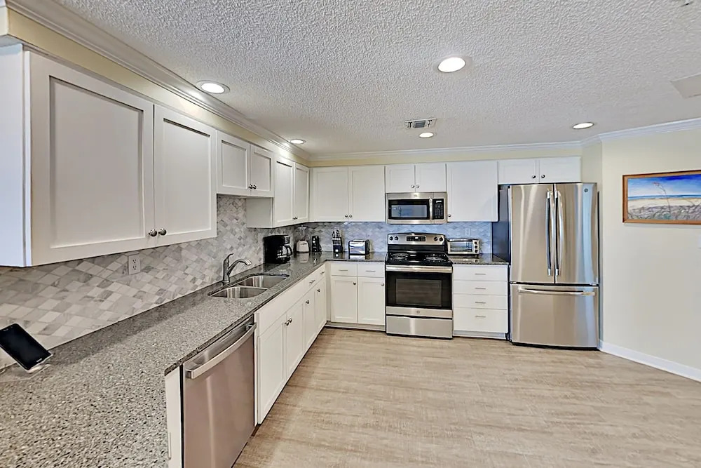 New Listing! Beachfront Corner-unit W/ Pools 3 Bedroom Condo