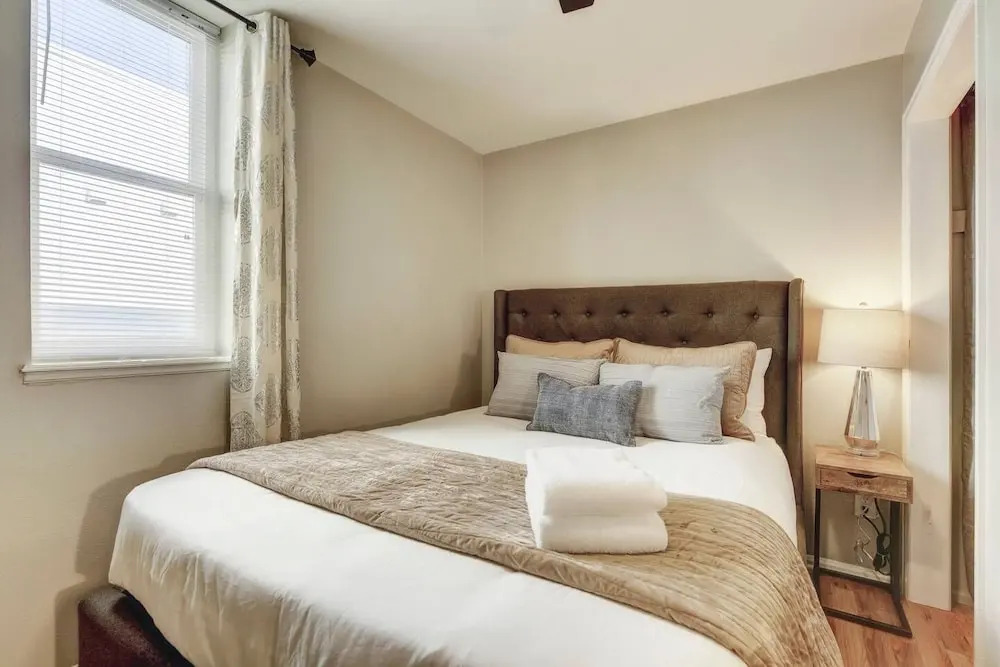 New Charming Denver Apt 2BD Sleeps 6 Great Location!