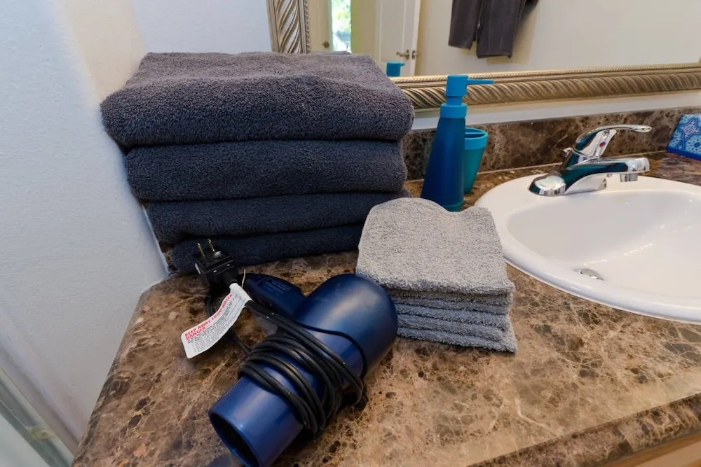 Top Downtown Location, Fast WIFI, & Free Parking! (P-1)