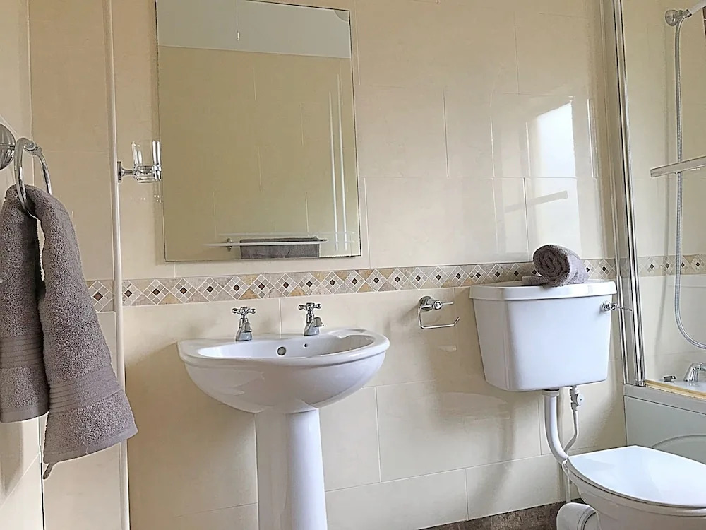 Immaculate 3-bed House With Private Secure Garden