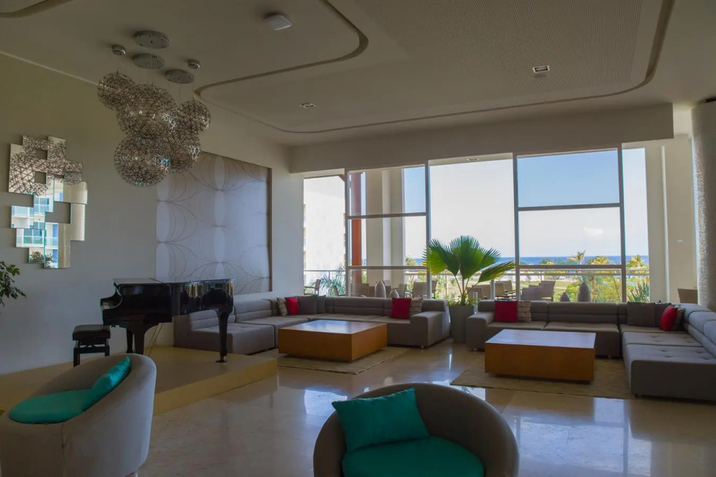 Gran Muthu Almirante Beach
