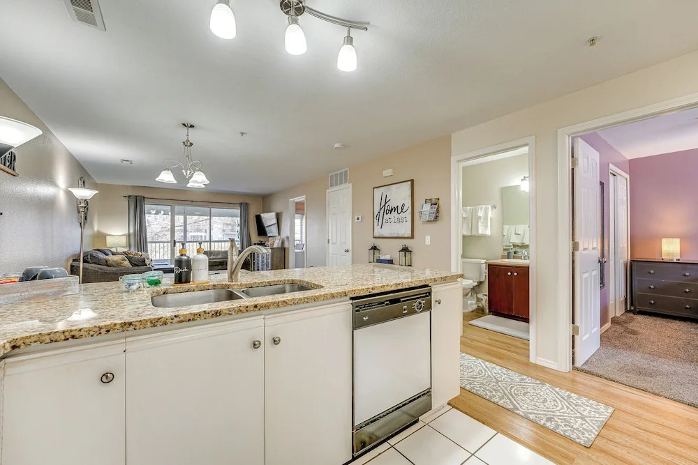 Branson Condo w/ Screened Porch: 4 Mi to Lake!