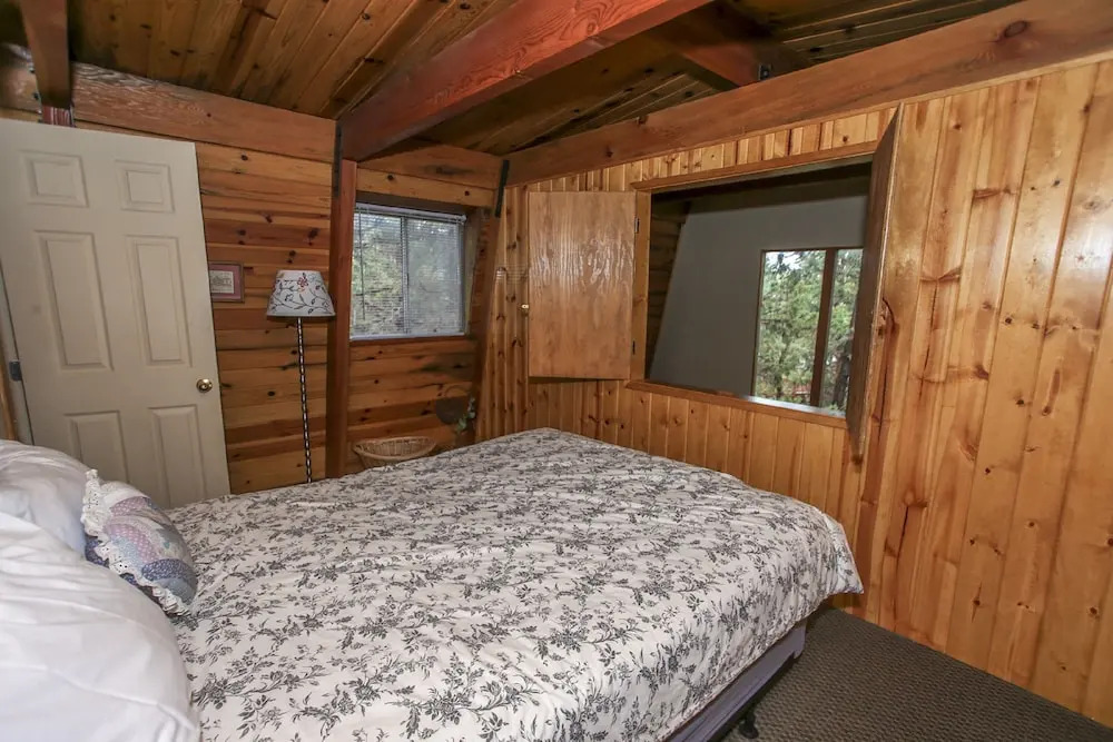 Sleepy Cat Cabin