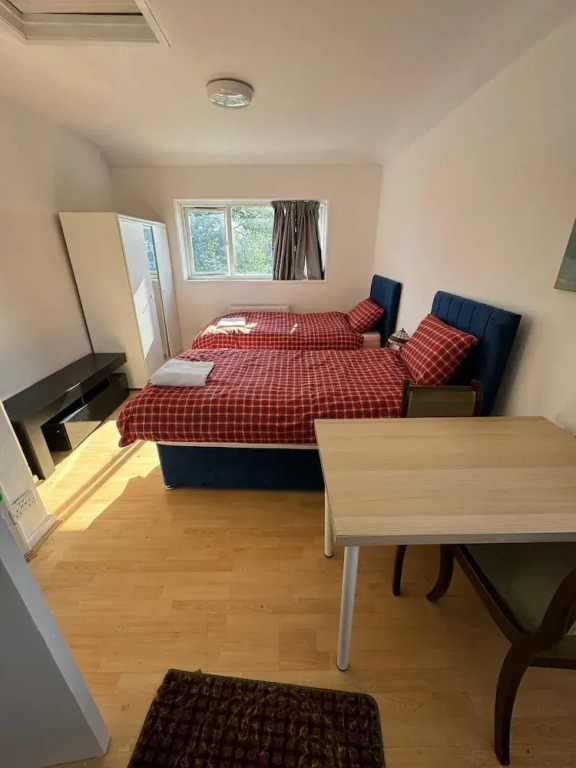 3BR Home Near Hounslow West Tube Station