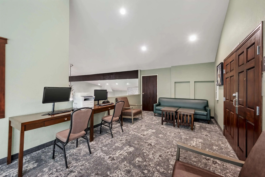 Eagle Lodge and Suites
