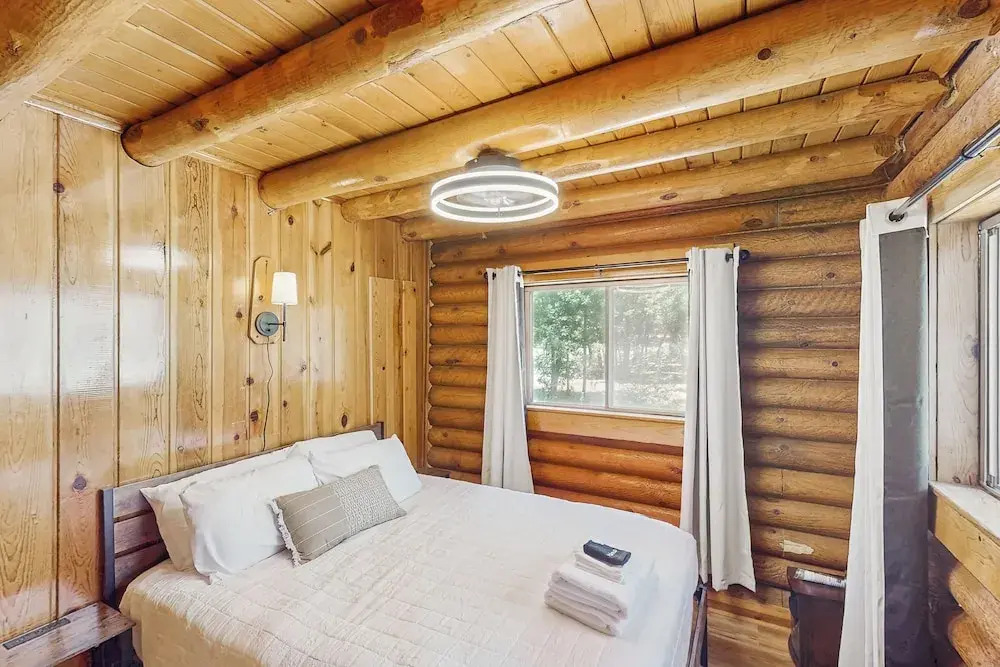 3BR Cabin w/ Loft, Wood Stove, AC & Fire Pit