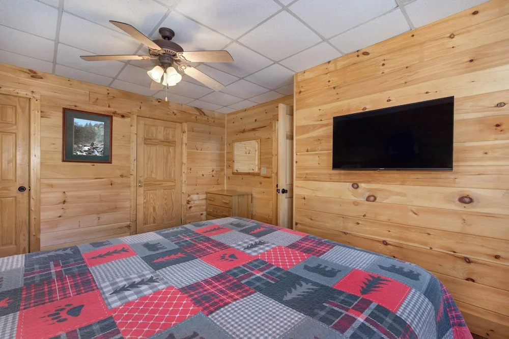 Country Bear Cove - Hot Tub, Games & Deck w/ View