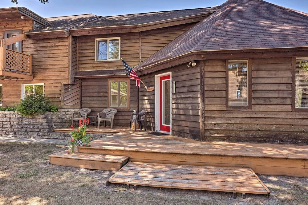 < 1 Mi to Dtwn! Lakefront 'manitou Cottage'