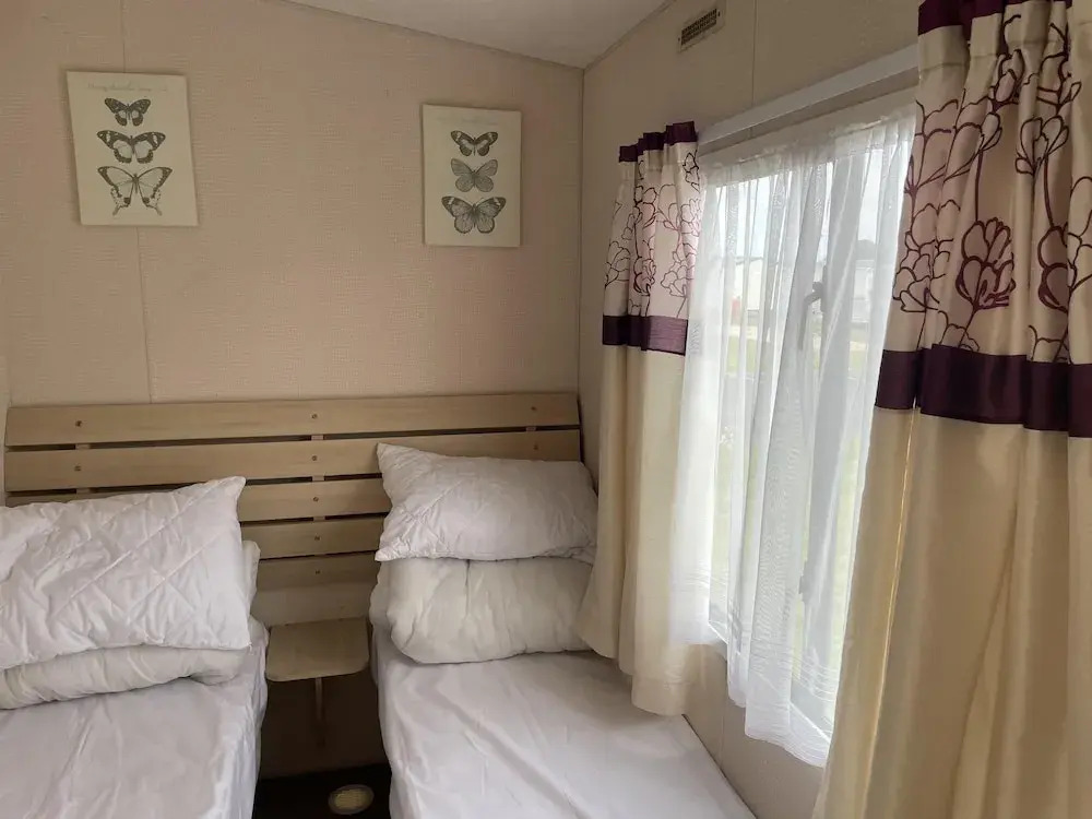 4 Bed Lodge Sleeps 8 - Pet Friendly, Parking