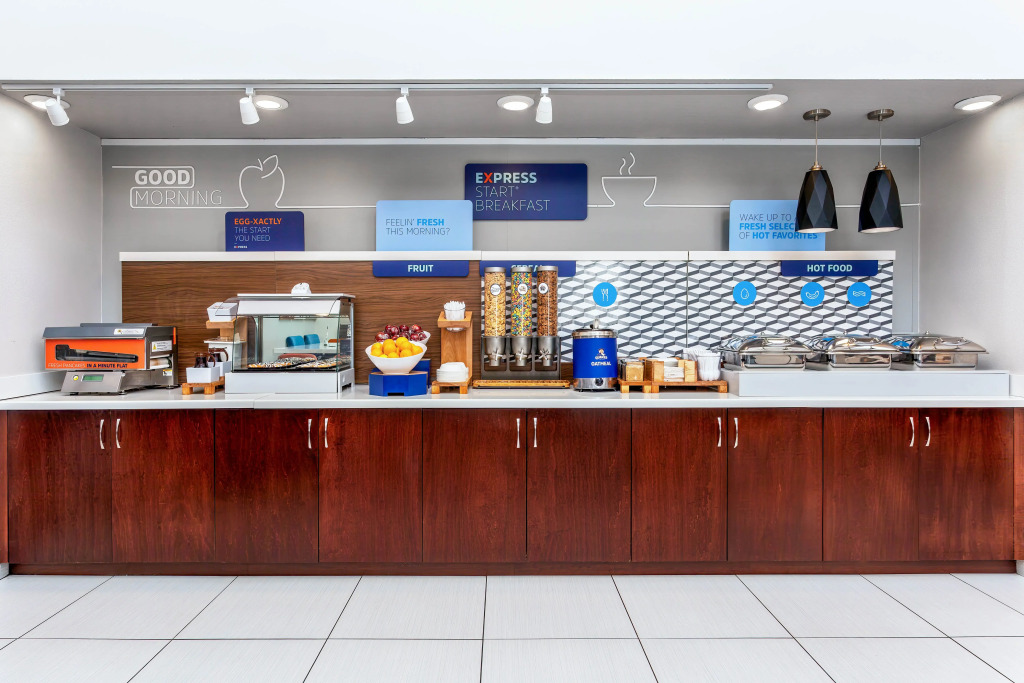 Holiday Inn Express & Suites Lantana by IHG