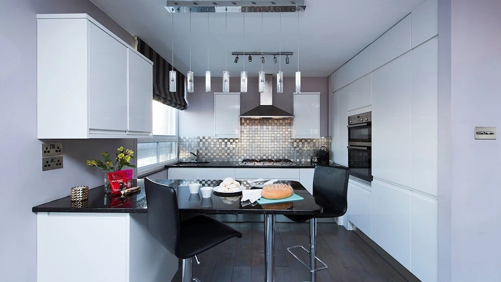 Bright Top Floor 2BR Central London – Great Views!