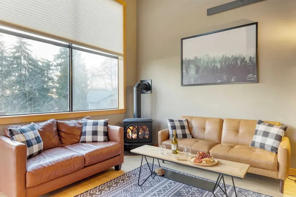 Deck Views, Fire Pit, Pool, 3 Mins to Beach Madrona Tree Retreat by Avantstay