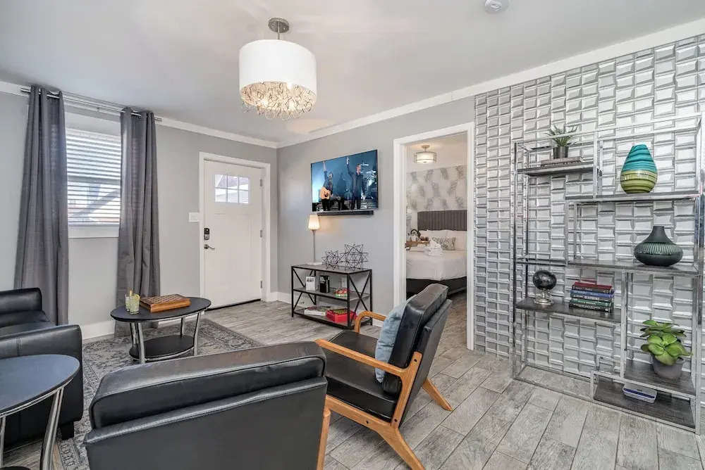 Urban Pearl-2 Bedroom & Private Patio-in Midtown