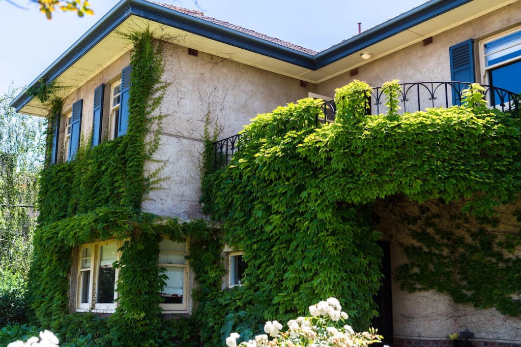 Beautiful 2 Story Manor Close to Beach and all