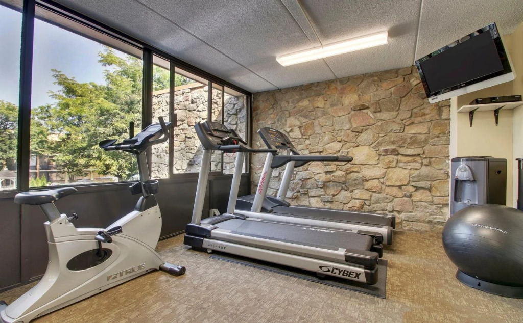 Holiday Inn Westbury-Long Island by IHG