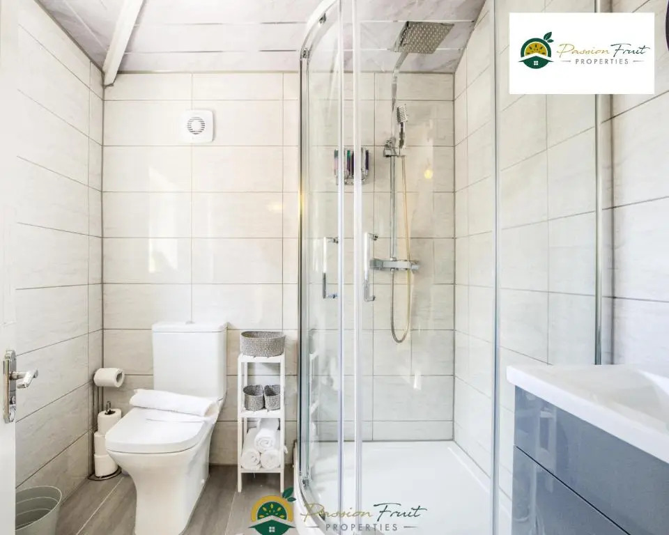 3 Bedroom Coventry House By Passionfruitproperties with Free Wi-fi, Large Garden and Driveway - 52NRC