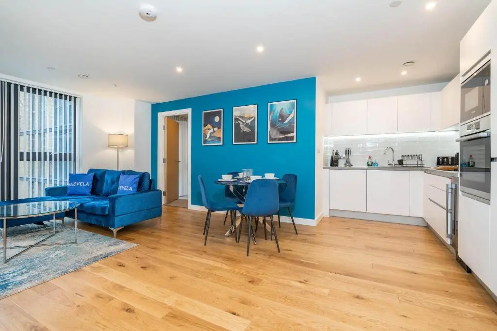 MAEVELA Apartments - Luxury Broad St Apartment - 2 Bed, 2 Bath - City Centre/Cube/Mailbox - WITH UNDERGROUND PARKING ✓- L Shape Sofa, Large 50 inch Smart TV with FREE NETFLIX & WIFI