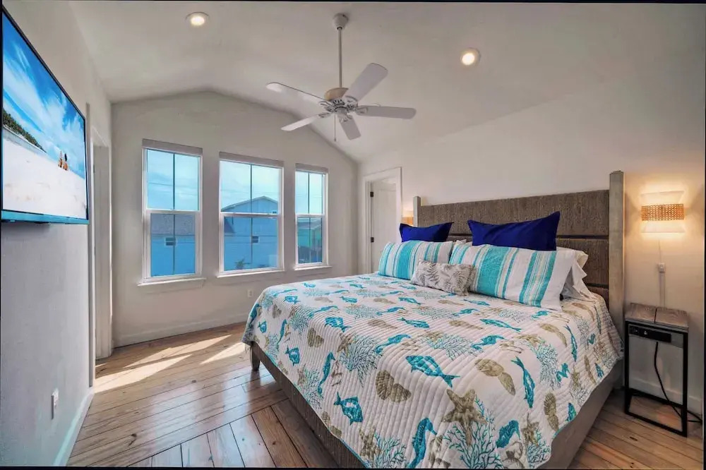 Sleeps 20 2 Homes in Mercer Village w/ Pool Heart of Old Town, Walkable